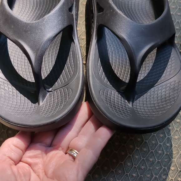 OOFOS Womens 8/Men's 6 Charcoal/Black Recovery Flip-Flops - Picture 8 of 9